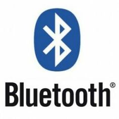 Auf weißem Hintergrund ist das Logo von Bluetooth abgebildet. Dies besteht aus einem blauen, ovalen Kreis, in dem in weißer Farbe die Zusammensetzung aus den Initialen „H“ und „B“ in der alten Schrift der Wikinger (Alphabet „Futhark“) eingefügt sind. Darunter in schwarzer Schrift das Wort „Bluetooth“ ausgeschrieben.