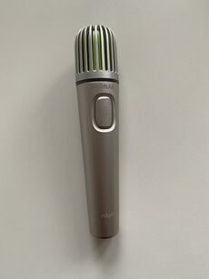 Das silberne längliche Mikrofon ist abgebildet.