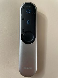 Der RogerOn ist ein schmales, längliches Gerät mit einem kupferfarbenen Gehäuse.