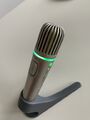 Roger Pass-around Mic in der Halterung mit grünem Signal = Übertragung aktiviert