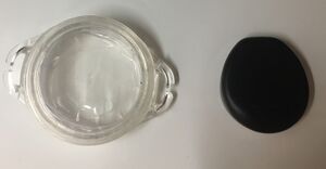Durchsichtige ovale Aqua+ Kit Hülle und schwarzem Kanso Prozssor daneben